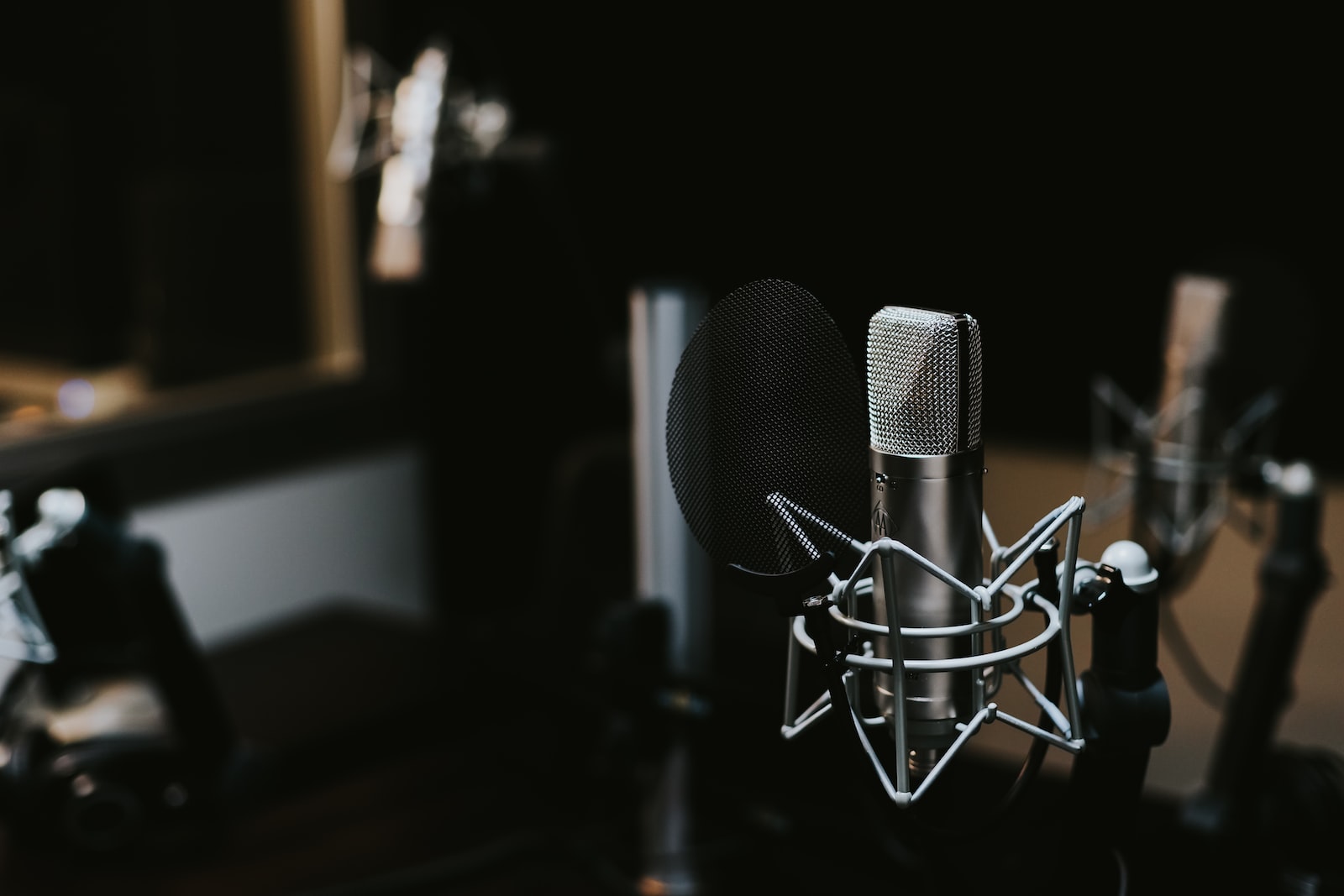 Photographie d'un microphone de studio